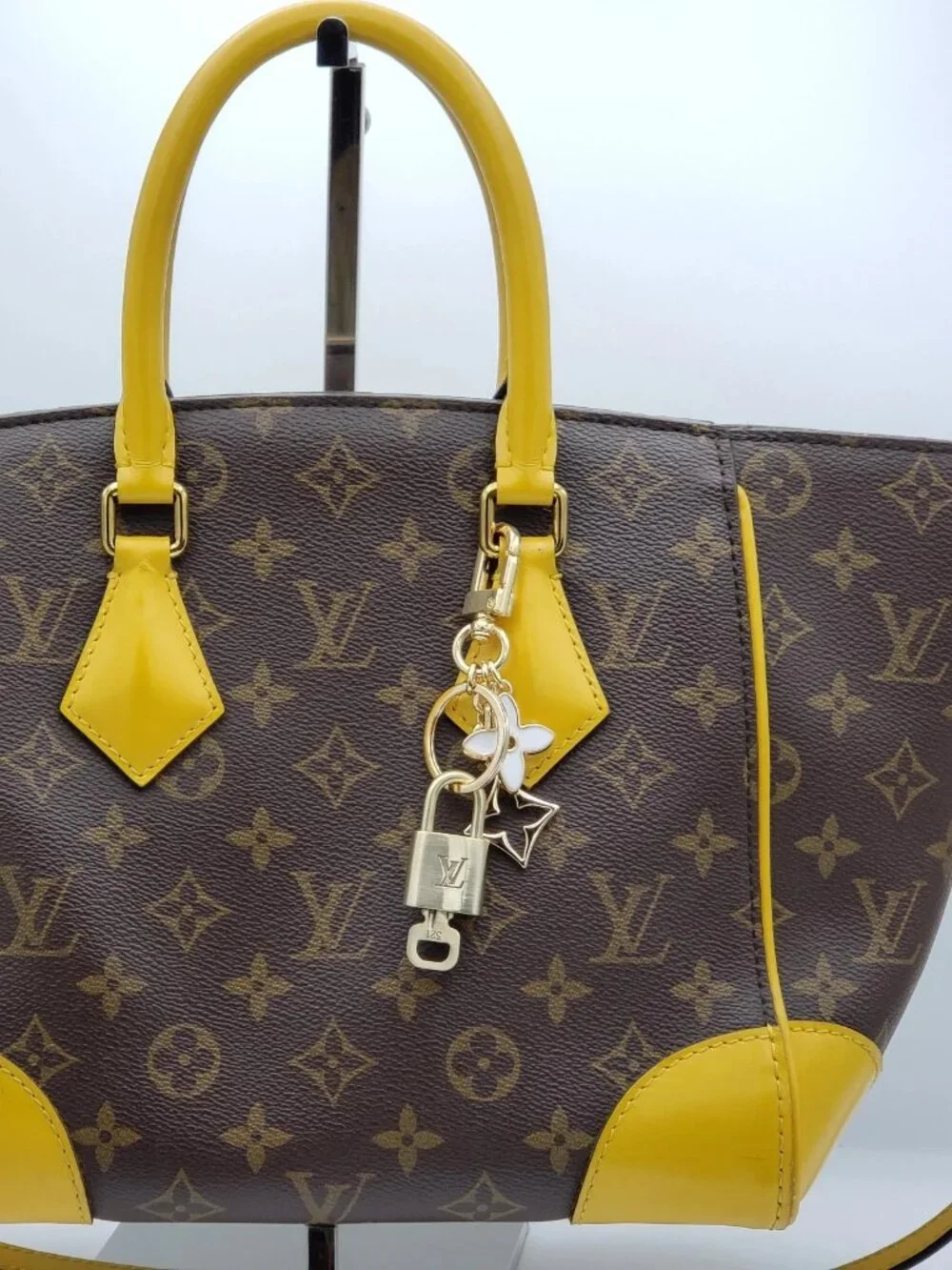 Authentic Louis Vuitton Padlock Gold 🔒 Key Set +Unbranded Flower Keychain Charm